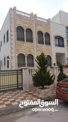  7 بيت مكون من 3 شقق طابقية للبيع في مدينة الشرق في الزرقاء