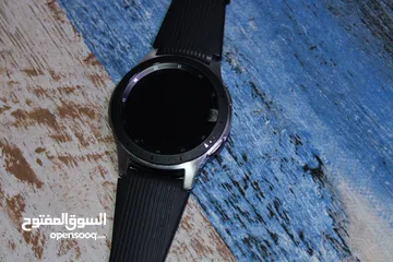  2 ساعة Galaxy Watch الجيل الاول صح قديمة بس بعدها ب لاصق الشاشة الاصلي، شخط ما بيها والسعر مناسب جدااا