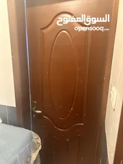  2 أبواب خشب مستعملات للبيع
