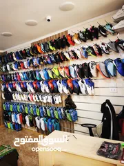  12 محل أحذيه بكامل الديكور والمعدات والأحذيه