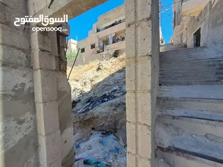  16 ارض ومنزل للبيع في ماركا نمره ثنين عن الشارع والسوق وفي دخله ع الارض من الخلف