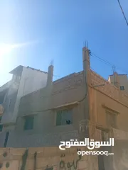  1 بيت مكون من طابقين وشقه بجانبهم للبيع