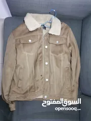  4 ملابس متنوعه للبيع ، قمصان و جاكيتات