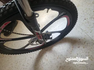  5 بسكليت (دراجه هوائيه) جنط 26 جبلي استعمال خفيف جدا مع هديه سكيت بورد صغير غير مستعمل ابدا