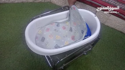  2 بني اطفال مع طاولته وفرشته بحاله
