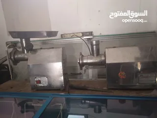  3 ثلاجة عرض وماكنات فرم