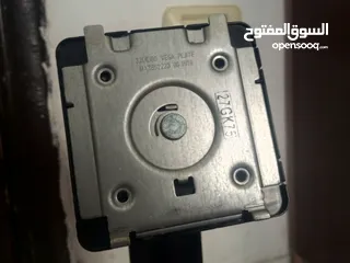  3 يعطيكم العافيه موجود قاعده شاشه 27 انش الشاشه عشان انكسرت الشاشه اللي عندي بدي ابيعها لحال القاعده
