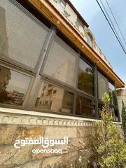  3 شقة ارضية بحي الصحابة مميزة بمساحة 180 داخلي و 40 متر ترس  مغلق بقرميد و شبابيك دبل جلاس
