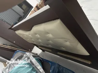  5 كنب و طاولة وسط و غرفتين نوم وحدة