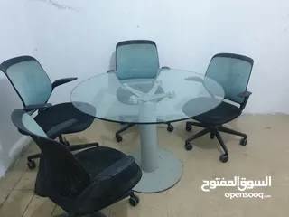  4 طاولة زجاج سيكوريت مع كراسي