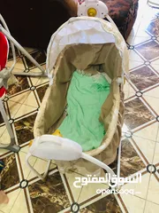  2 مرجيحة chicco شغالة بحاجة لغطاء البكريه نطنيطة شغاله بحالة ممتازة نوعة فيشر برايز اوروبي سرير هزاز