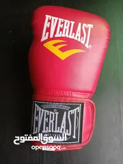  6 كفوف EVERLAST الأصلية استعمال خفيف جدا جدا بحالة الوكالة للبوكسينغ و الكثيير من الرياضات ...........
