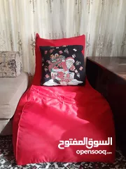  15 مقعد منجد وجرارات  عريضه يستخدم لغرفة النوم عند نهاية السرير بحالة الجديد وممكن يستخدم للانتريهات