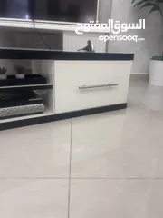  3 طاوله تلفزيون مع بوكسات ديكور بحاله ممتازه للبيع
