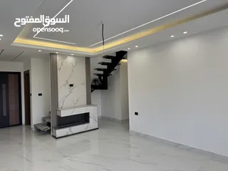  1 شقة طابق اخير مع رووف بمساحة داخلية 230م في طريق المطار - البنيات