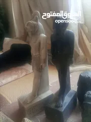  3 اهرامات وتحف ومجسمات