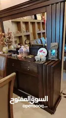  5 للبيع: طاولة سفرة راقية + 8 كراسي + بيرو – تصميم فاخر وحالة ممتازة