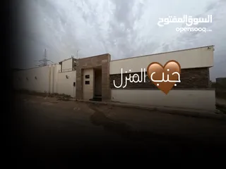  2 يوجد فيه مسبح مدفون و جكوزي بوخري وباب سحاب با ريموت
