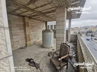  5 منزل قيد الانشاء مع مستودعات جاهزات