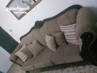  1 طقم كنب بحال الوكاله للبيع بسعر طري  ممتاز والخشب ميه ميه وجامد