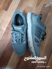  2 skechers no 44