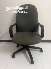  1 كرسي مكتب مستعمل و طاولة خشب - used office chair and wooden table for sale good condition