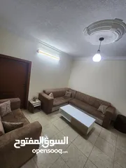  1 طقم كورنر  لون بني  مع طاوله وسط مع طاوله شاشه و خزانه كنادر  العفش  مستعمله بحاله جيده