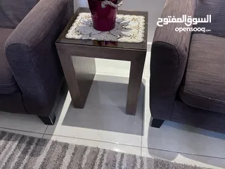  12 اثاث غرفة جلوس (7 مقاعد وبفة) وطاولات وسط وأدراج تلفزيون وتريد ميل، المعروض قابل للبيع بالطقم منفرد