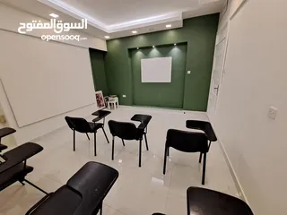  6 للبيع كراسي محاضرات مستعملة نظيفة سبورات 90*120 جديدة