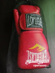  3 كفوف EVERLAST الأصلية استعمال خفيف جدا جدا بحالة الوكالة للبوكسينغ و الكثيير من الرياضات ...........