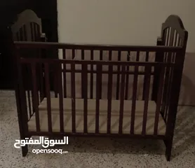  1 تخت بيبي خشب ثقيل