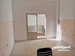  3 شقه للايجار غرفتين وصاله ومطبخ وحمام دور ارضي