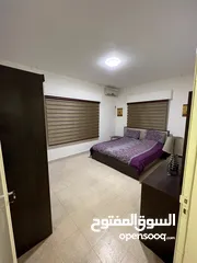  7 شقه  ارضيه مفروشه مكونه من غرفتين نوم وحمامين وصاله وصالون ومطبخ مجهز بالكامل  برنده  مواقف خاصه