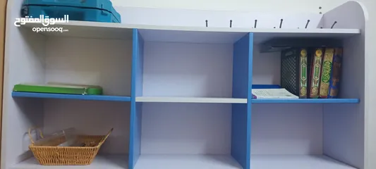  4 مكتب دراسه مع رأسيه و 6 رفوف وثلاث ادراج