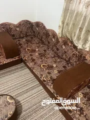  5 جلسه ارضيه اربع فرشات مع مساند ومراكي وطاوله وسط