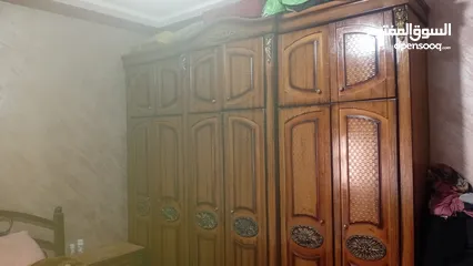  1 خزانة خشب طابقين بحالة جيدة