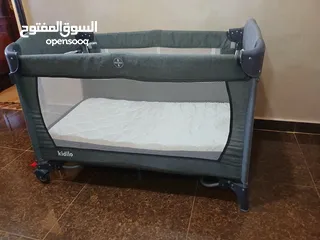  11 سرير اطفال ماركة kidilo الأصلي وبفتح next to me مع الفرشه بحالة الجديد
