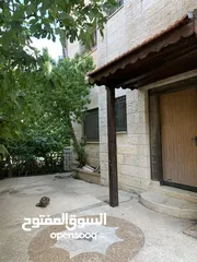  1 شقة ارضية مع حديقة بلقرب من دوار الفواكه والبنك العربي مقابل صيدلية ابن سينا
