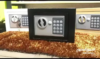  4 قاصة حجم صغير قاصه مصنوعه من الحديد تثبت في الجدار  فيها 2 ثقوب ومعها براغي لتثبيت  تعمل على المفتاح