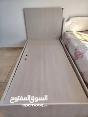  2 تخت عدد 2 واحد بصندوق مع بيرو وكمودينه