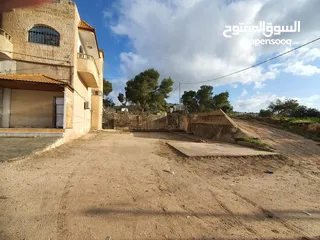  5 عمارة تجارية و سكنية  في جرش للبيع العمارة على شارعين    شارع رئيسي و شارع فرعي في منطقة حيوية