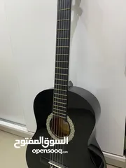  1 قيتار اسود للبيع من ماركه melody معه شنته سوداء للبيع بسعر 40 دينار الموقع اربد