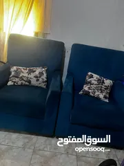  2 طقم كنب للبيع ، غير مدعوك لا يوجد في الخشب اي كسور ولا تمزق بالقماش معه ركايات ظهر عدد 5 ممتازات