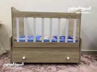  4 سرير بيبي هزاز مع درج تخزين اسفل التخت بحالة الجديد