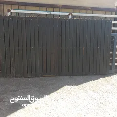  3 دربزين سور خارجي مع باب كراج حديد وخشب من الجهتين