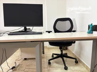  2 باكج مكتبي متكامل للبيع – مكتب واسع + كرسي + شاشة Samsung 27” بحالة ممتازة