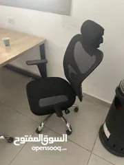  8 اثاث مكتبي كراسي شبك/ مدير جلد /طاولات اجتماعات / مكاتب فردية شبه جديد لمركز دراسي لم يعمل