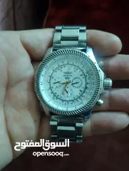  4 ساعة بريتلينغ مصنوعة في سويسرا، حيث تُعتبر سويسرا مركزًا لصناعة الساعات الفاخرة. تستخدم العلامة التج