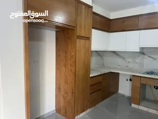  1 شق للبيع طابق ارضي مع حديقه
