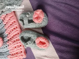  18 طقم كروشيه فاخر شغل يدوي 4 قطع: طاقية، جكيت قصير، فستان، كلكول.  لون سكني وزهري.